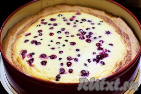 Выпекайте творожный пирог с ягодой 40-45 минут в разогретой духовке при температуре 180 градусов.
