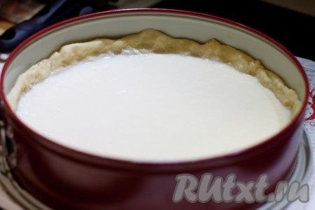 Вылейте творожную заливку в форму для выпекания. 