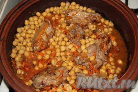 Нут предварительно замочить на ночь. Утром воду слить, нут промыть, залить чистой водой и отварить отдельно до полуготовности около 40 минут. Затем добавить нут к мясу и овощам, все перемешать, посолить, добавить специи, воду, чтобы она покрыла наши ингредиенты. Варить до готовности мяса и нута, примерно 40 минут.
