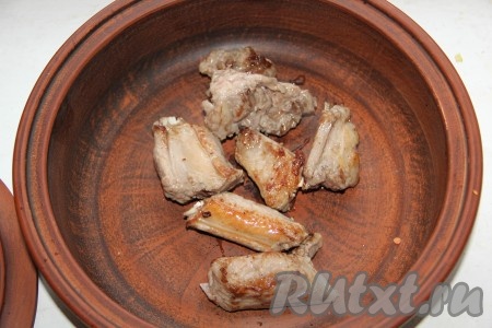 Свиные ребра порезать, обжарить на сильном огне на сковороде (можно готовить в казане или другой толстостенной посуде) на растительном масле с двух сторон до золотистой корочки. Мясо отложить в отдельную посуду, накрыть крышкой, сохраняя тепло.
