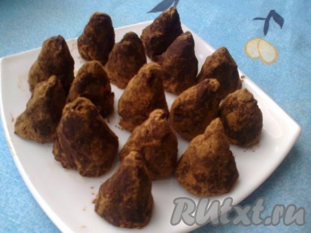 Сформированные домашние шоколадные конфеты "Трюфели" поставить на тарелку и убрать на 20 минут в холодильник (на фото двойная порция).