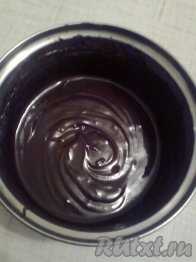  Сливки довести до кипения, но не кипятить. Залить сливками растопленный шоколад. Перемешать шоколадную массу (ганаш) до однородности, в конце добавить коньяк (или другой ароматизатор) и ещё раз перемешать.