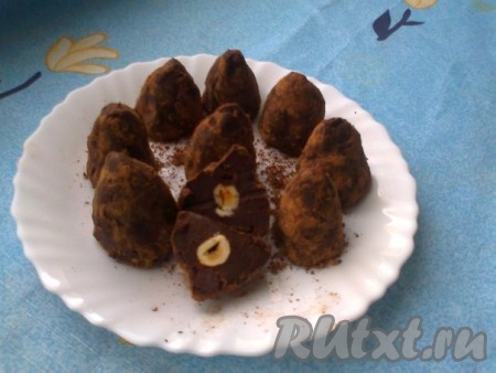 Вот такие замечательные шоколадные трюфели, приготовленные из тёмного шоколада в домашних условиях, у нас получились. Конфеты с орешком тоже очень хороши в разрезе.