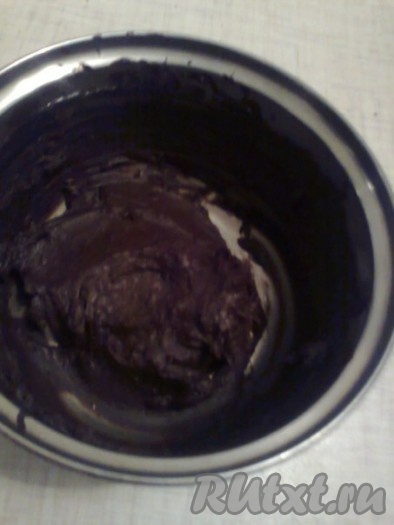 Ганаш остудить и убрать в холодильник на 40-50 минут. За это время он должен застыть, но в тоже время оставаться достаточно пластичным.
