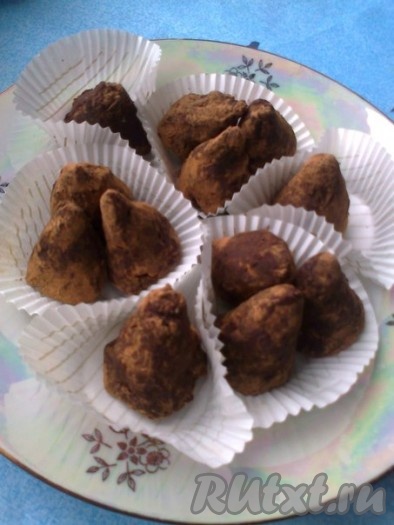 Охлаждённые трюфели, приготовленные из тёмного шоколада, можно обвалять ещё раз в смеси какао и пудры. При желании домашние конфеты можно выложить в бумажные формочки.