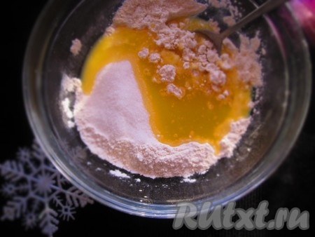 В кофемолке или блендере перемалываем рис в муку, просеиваем через сито. Полученную рисовую муку смешиваем с просеянной пшеничной мукой, добавляем мягкое сливочное масло, сахар и разрыхлитель, яичные желтки с молоком, мак и перемешиваем.
