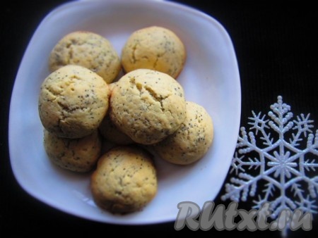 Булочки выкладываем на противень, застеленный промасленной бумагой, и ставим в разогретую духовку минут на 20 при температуре 180 градусов.
