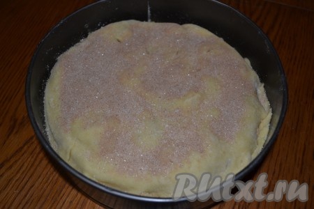 Теперь раскатываем самый маленький кусочек теста, накрываем им пирог, защипываем края, смазываем маслом и посыпаем остатками сахара с корицей. Можно по всей поверхности сделать небольшие надсечки ножом.
