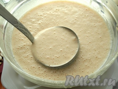 Накрыть миску с тестом крышкой и оставить в тепле на 1,5-2 часа. Затем перемешать тесто и можно приступать к жарке манных дрожжевых блинов.
