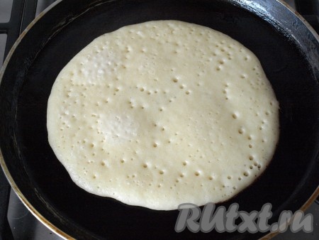 Хорошо разогретую сковороду смазать растительным маслом, влить немного теста и, наклоняя сковороду, равномерно распределить тесто по дну. На поверхности блина начнут появляться&nbsp; пузырьки. Жарить блин с одной стороны до румяного цвета.
