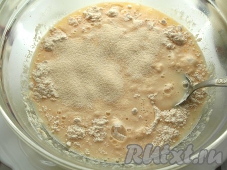 Смешать в миске просеянную муку с манкой, солью и добавить в дрожжевую смесь, тщательно перемешать.
