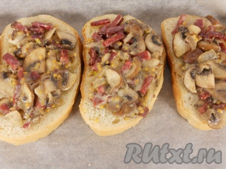 Далее добавить майонез (я к майонезу добавила немного зерновой горчицы, можно обойтись и без неё), перемешать и выключить огонь. На ломтики батона выложить подготовленную грибную начинку, поместить бутерброды на противень, застеленный бумагой для выпечки.