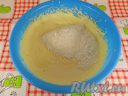 Продолжая взбивать масляно-яичную смесь на низкой скорости миксера, добавить 20 миллилитров молока, взбить до однородности, затем добавить 1/3 мучной смеси, снова взбить до однородности, снова влить 20 миллилитров молока, взбить, всыпать 1/3 мучной смеси, взбить, затем влить оставшееся молоко, взбить и всыпать оставшуюся мучную смесь, взбить до однородности. 
