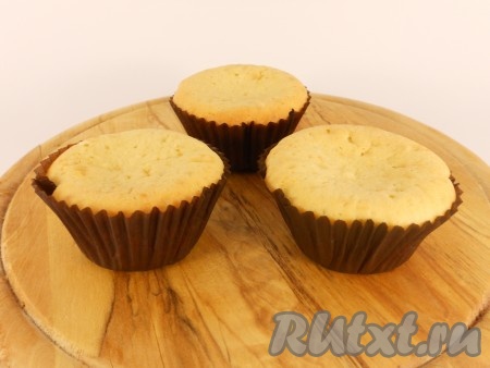 Кексы, замешанные на молоке и сливочном масле, выпекать в предварительно разогретой до 190 градусов духовке около 30-35 минут (до небольшой румяности). Готовые кексы остудить.