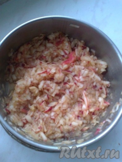 Потереть на крупной терке так, чтобы кожура осталась. Посыпать сахаром и проварить до растворения сахара. Остудить.