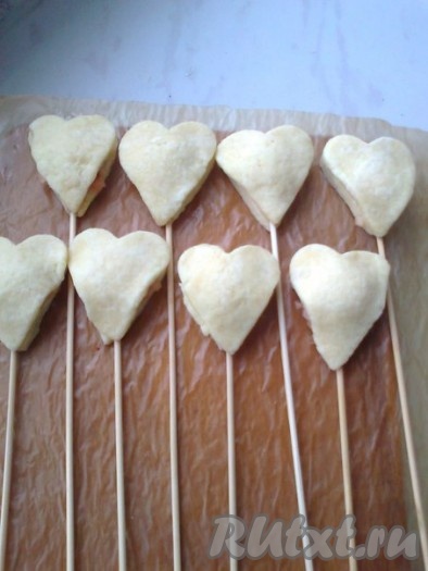 Накрыть второй заготовкой из теста. Слегка прижать, больше по краям.
