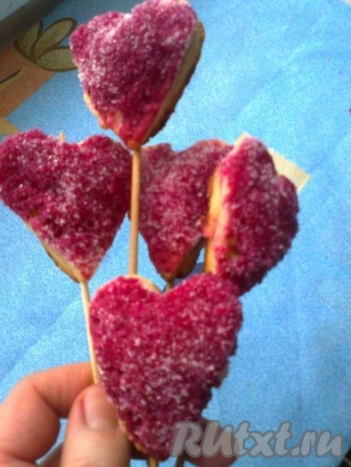 Наше нарядное, вкусное&nbsp; печенье "Сердечки" на палочке готово.
