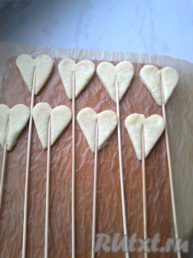 В середину вставить палочки для шашлыков,