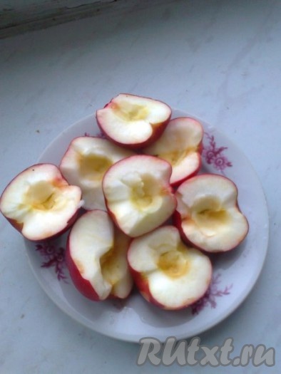 Приготовим начинку. Яблоки разрезать на половинки, удалить сердцевину.
