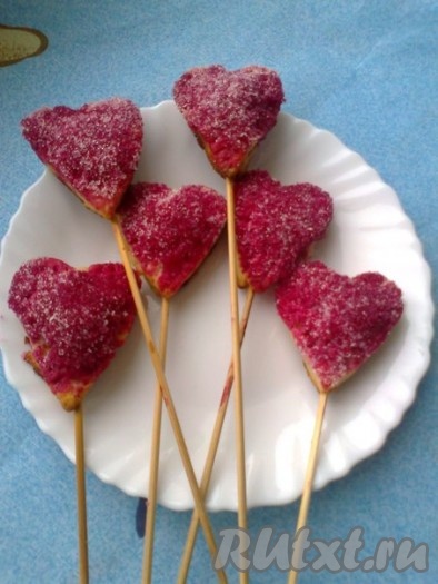 Готовые печеньки смазать с помощью кисти соком свеклы и обмакнуть в сахар. Дать подсохнуть.
