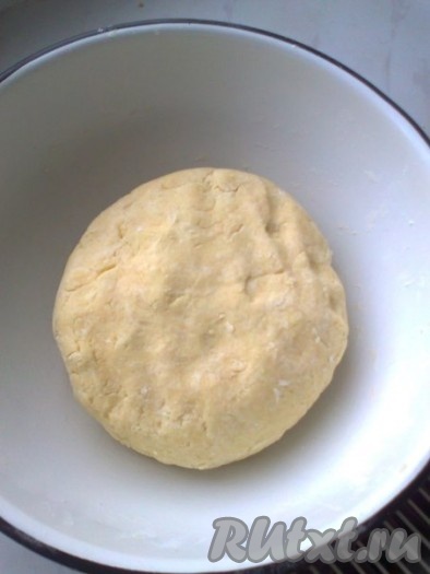 Холодное масло (можно немного подморозить в морозилке) потереть на терке и растереть в крошку с мукой. Добавить творог и сахар. Замесить тесто.&nbsp;
