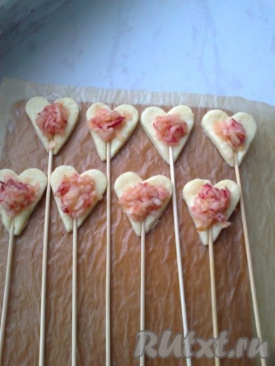 сверху выложить начинку.
