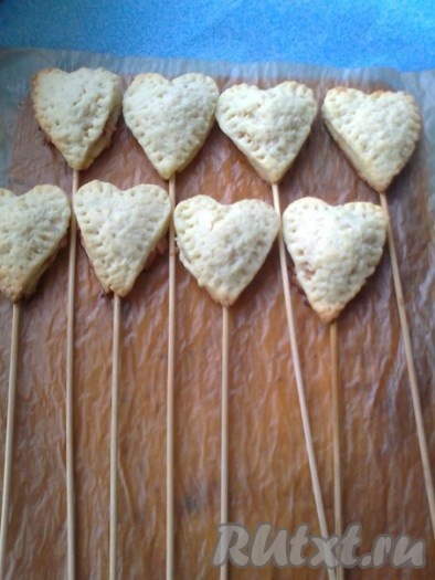 &nbsp;Выпекать в духовке до румяности, при температуре 180- 200 градусов ориентировочно 15-20 минут. 