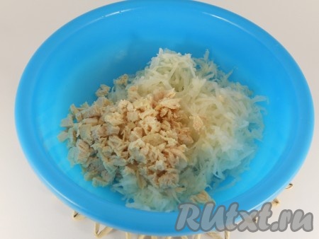 Куриное филе выложить в кастрюлю, полностью залить водой, поставить на огонь, а после закипания подсолить и варить на небольшом огне 25 минут. Отваренное мясо достать из бульона и остудить. Дайкон очистить, натереть на крупной тёрке, немного посолить, выложить в миску. Куриное мясо нарезать на небольшие кусочки и добавить в миску с дайконом.