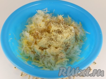 Добавить майонез и поперчить по вкусу.