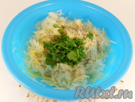 Петрушку промыть водой, немного обсушить и выложить в миску с салатом, хорошо перемешать.