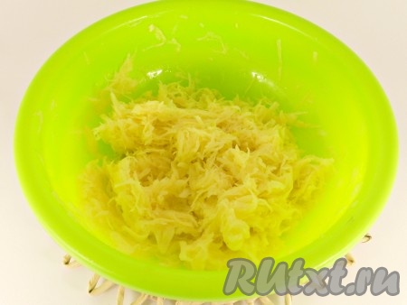 Картофель натереть на средней терке, посолить, отжать.&nbsp;
