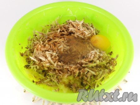 Добавить яйцо и поперчить.