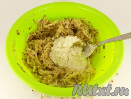 Хорошо все перемешать, всыпать муку и еще раз тщательно перемешать всю массу.