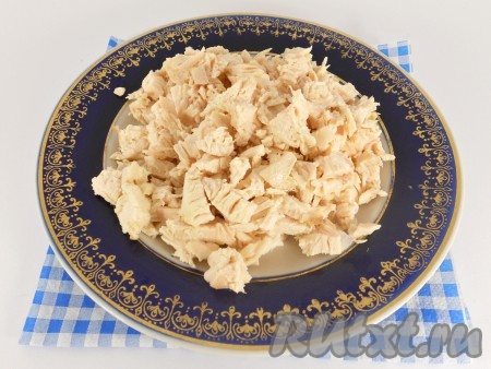 Варёное куриное мясо тоже мелко нарезать.