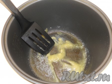 Обжарить муку в масле, аккуратно перемешивая силиконовой лопаткой, до светло-кремового оттенка.