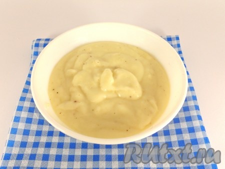 Я предпочитаю соус бешамель консистенции сметаны. Соус выложить в чистую посуду и дать остыть.