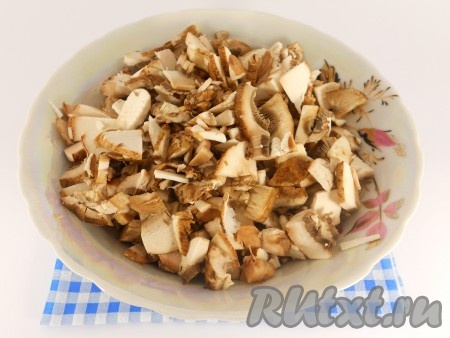 Далее чашу мультиварки вымыть, вытереть насухо. Шампиньоны промыть водой, дать им немного обсохнуть, нарезать на тонкие пластины (чем тоньше - тем лучше).