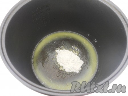 Куриное филе отварить заранее (с момента закипания воды варить 25-30 минут), затем, если есть кости, убрать их. Для приготовления жульена нам понадобится 200 грамм куриного мяса. Приготовление жульена начнём с соуса бешамель. Для этого в чаше мультиварки нужно на режиме "Жарка" растопить сливочное масло, затем добавить муку.