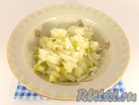 Очищенный лук нарезать мелко.