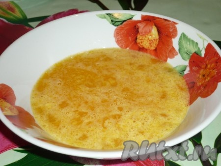 Яйца размешиваем с мёдом и сахаром.
