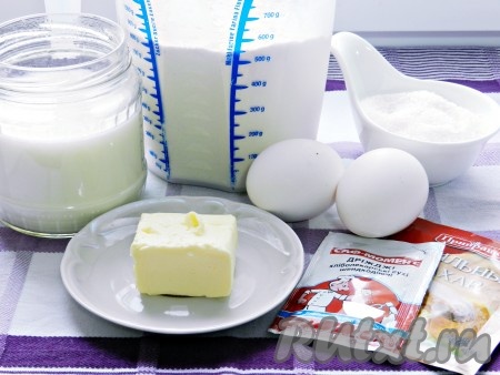 Подготовить продукты для приготовления пирожков с яблоками из сдобного дрожжевого теста в духовке.