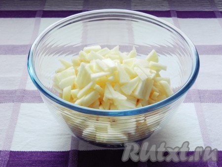 Нарезать яблоки на небольшие кусочки, посыпать сахаром. Можно добавить корицу, если любите.