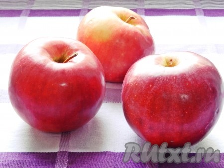 Яблоки для начинки вымыть, очистить от кожуры.