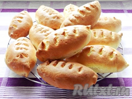 Горячие пирожки переложить на решётку, чтобы они остыли.