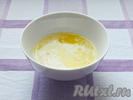 Сливочное масло растопить и остудить. Молоко подогреть до 38-40 градусов в микроволновке (или на плите).