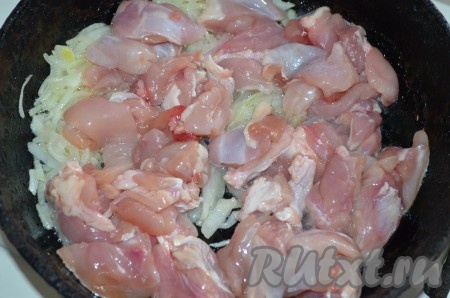 Добавить куриное мясо, жарить на сильном огне, помешивая, 5 минут.
