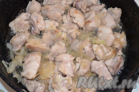 Добавить куриное мясо, жарить на сильном огне, помешивая, 5 минут.