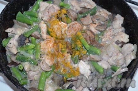 Немного посолить, добавить специи по вкусу и влить соевой соус, перемешать. Тушить до готовности, примерно 10 минут.
