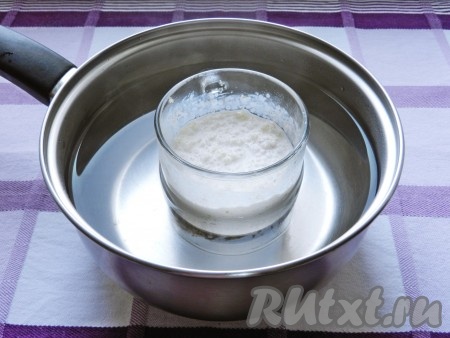Вначале приготовим сливочный слой. Для этого нужно в чашку налить примерно 150 миллилитров сливок, всыпать 1,5 столовых ложки желатина, тщательно перемешать и оставить желатин для набухания минут на 15. Затем нагреть на водяной бане, постоянно помешивая, до полного растворения желатина.