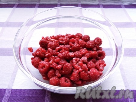 Для приготовления ягодного слоя нужно свежие (или замороженные) ягоды засыпать сахаром, перемешать и оставить минут на 50-70, чтобы ягоды пустили сок (замороженные ягоды за это время должны разморозиться).